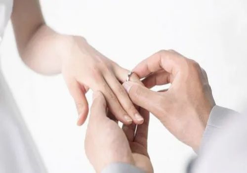 离婚出轨案件如何进行财产分割